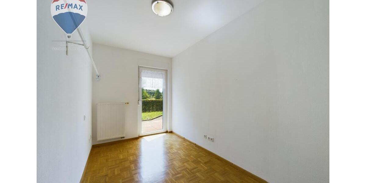 Großzügige Terrasse & viel Grün: Helle Souterrainwohnung 3 zimmer