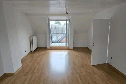 Frisch renovierte 2-Zimmer-Dachgeschosswohnung mit Balkon zimmer