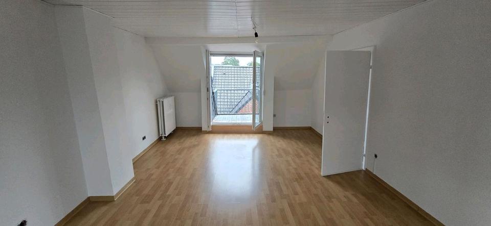 Frisch renovierte 2-Zimmer-Dachgeschosswohnung mit Balkon zimmer