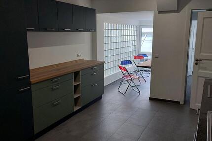 5 WG-Zimmer 17 bis 22 Qm, Küche, Essecke, 2 DuschbäderWC, 2 WC, 1 zimmer