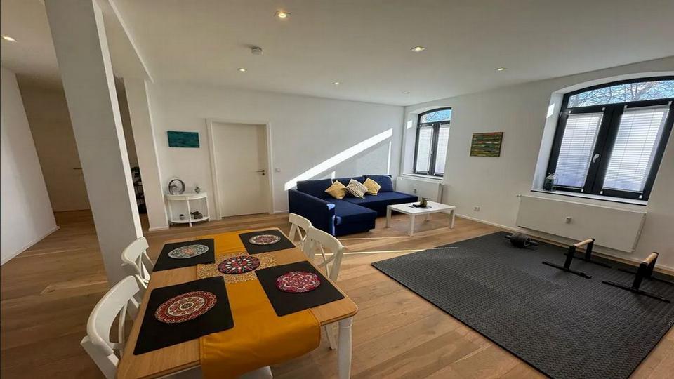 Geschmackvolle und geräumige Wohnung mit zwei Zimmern sowie Balkon