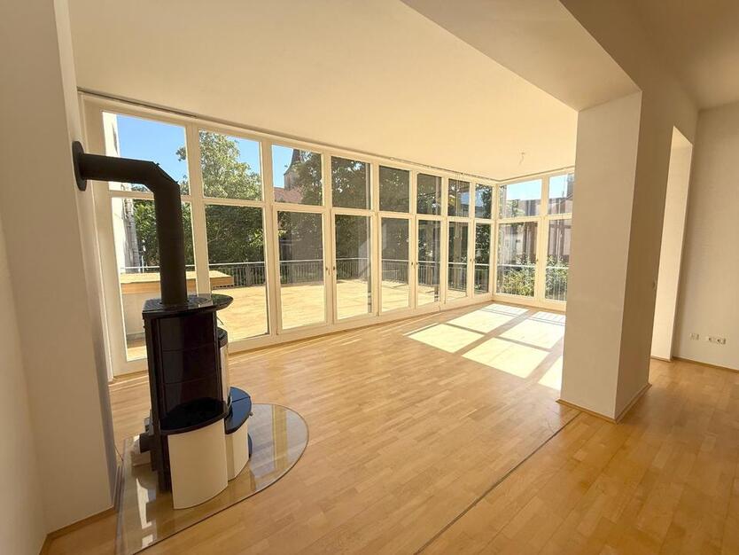 Oase im Zentrum: Stilvolle 5 Zimmer-Wohnung mit Hochterrasse