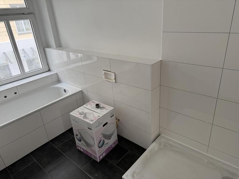 Hochwertig sanierte 4-Raum-Wohnung im 2.OG mit Balkon *Erstbezug*