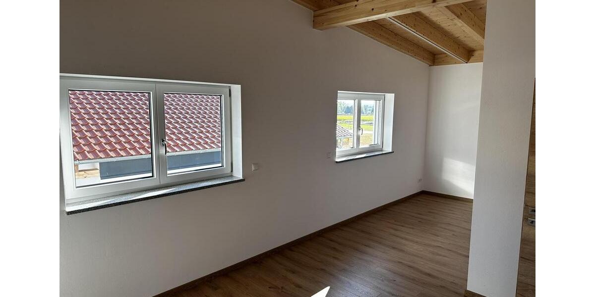 Neuwertige Doppelhaushälfte mit kleinem Garten 4 zimmer