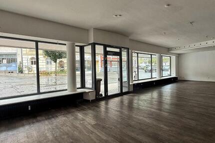 Gewerbefläche mit großen Schaufenstern im Zentrum von Pforzheim – auf zwei Etagen