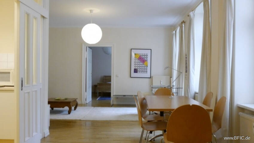 ruhig hell zentral möbliert: große 2-Zimmer-Altbau-Wohnung, befristet 1 bis 2 Jahre