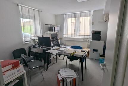 Gewerberaum 16 m² + separatem WC, opt. Lagerfläche - In Mühlbach zimmer