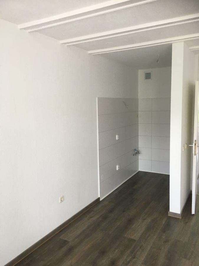 2 Zimmer, Kochnische, Dusch-Bad, Loggia.......Junggesellen-Wohnung 1 zimmer