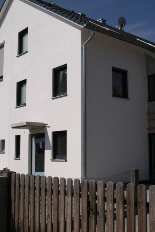 Stilvolles Zuhause für Anspruchsvolle – DHH mit Garten