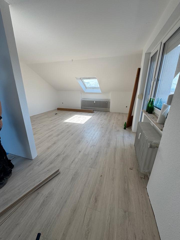 Neue renovierte 3 Zim DG Wohnung mit 2 Bäder und Balkon Künzell