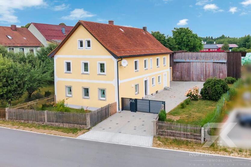 Ländliches Wohnidyll mit viel Platz: Kernsaniertes Bauernhaus mit Garage in Obersdorf