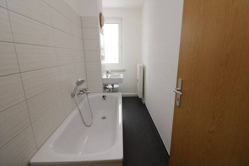 Pack die Badehose ein...helle 3-RW mit Wanne u. Balkon!!!