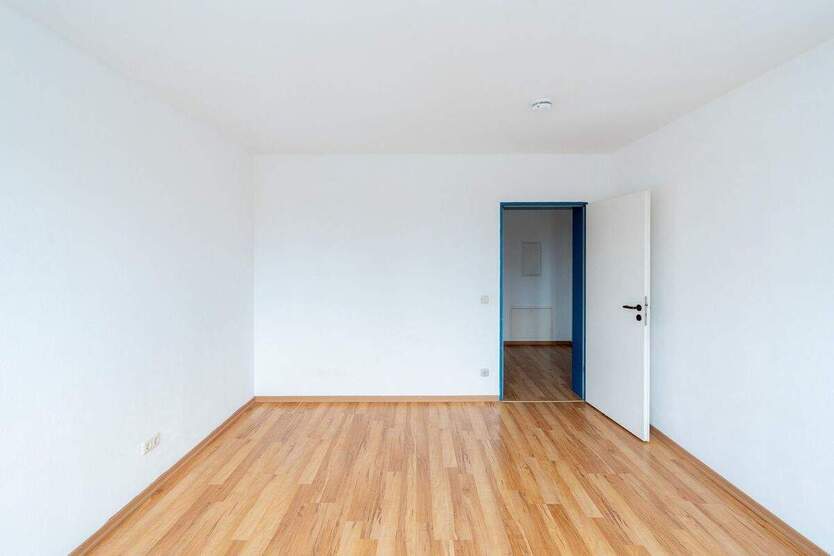 Geräumige 3-Zimmer-Whg. unweit des WorldTradeCenters. Neubau mit Aufzug an der Freiberger Straße. 3 zimmer