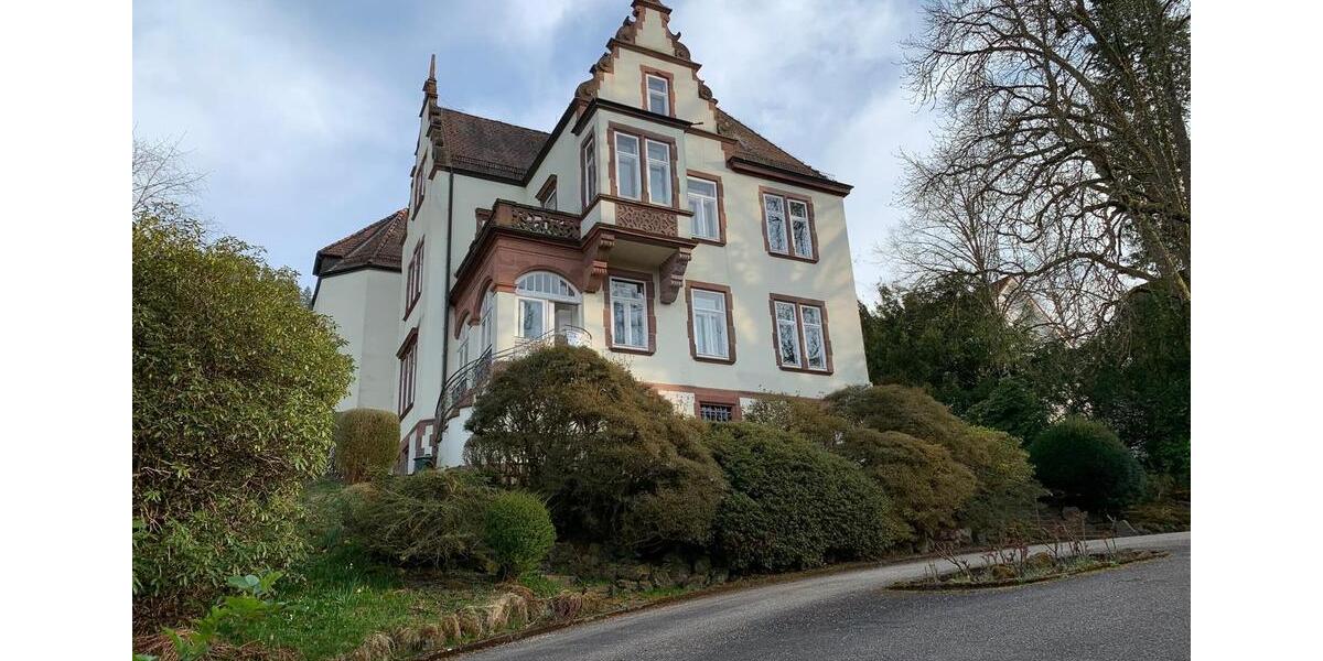 Denkmalgeschützte Villa mit Garten in bester Lage 8 zimmer