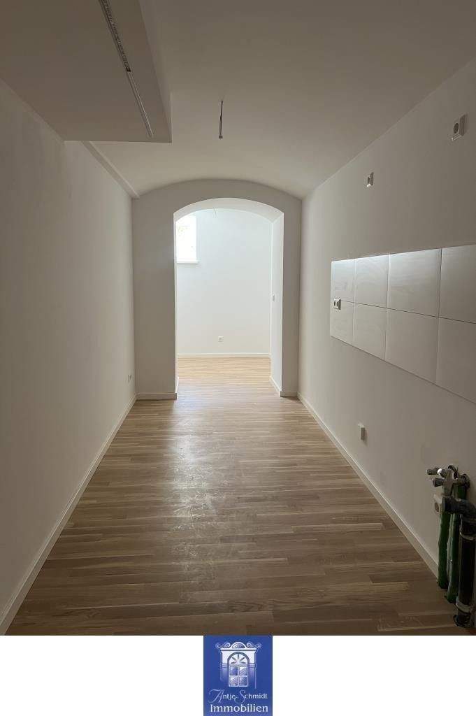 Liebevoll und modern sanierte Wohnung im Erstbezug! Erker, Fußbodenheizung, Parkett! 3 zimmer