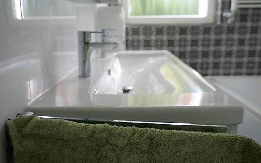 grosses löffelfertiges WG-Zimmer mit Internet, TV, Gästeküche, Doppelbett, BadWc-Mitbenützung, Waschmaschine, Trockner zimmer