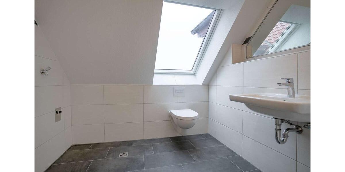 Dachgeschoßwohnung Hage - 3 Zimmer, 93 m&sup2;, 895&euro; | Angebot:25057172