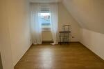 Dachgeschoßwohnung: 2 Zimmer, Küche, Bad mit Einbauküche