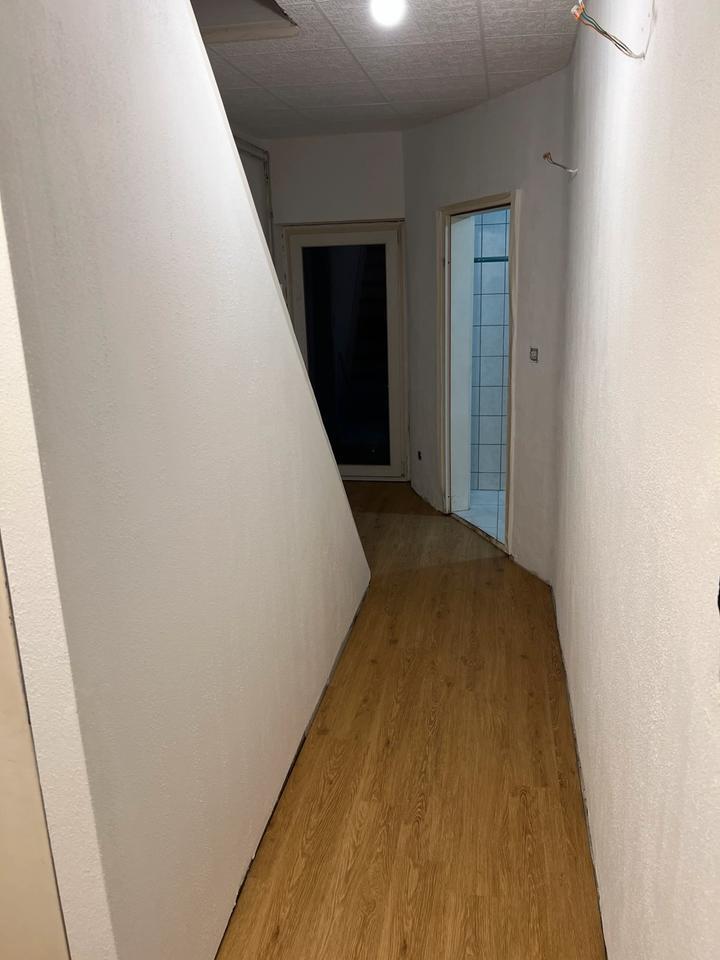 Frisch renovierte 2 ZKB Dachgeschoßwohnung. Balkon+Stellplatz