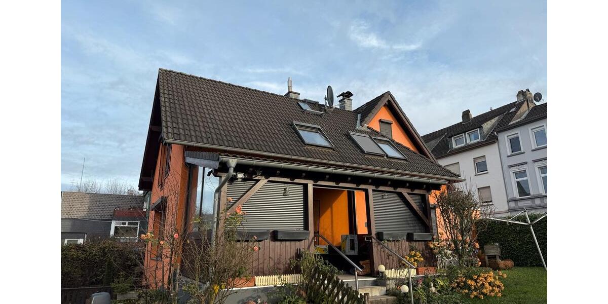 Modernes freistehendes Haus mit Garten, Stellplätzen, zentral 9 zimmer