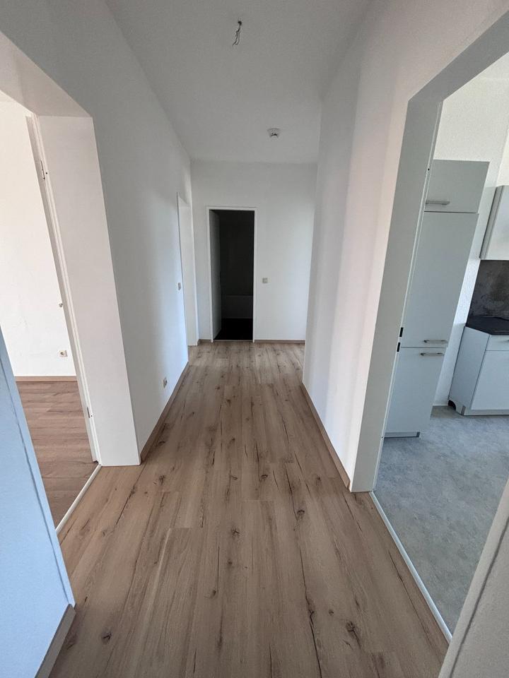 Charmante sanierte 3-Zimmer-Wohnung mit moderner Einbauküche, Laminatboden