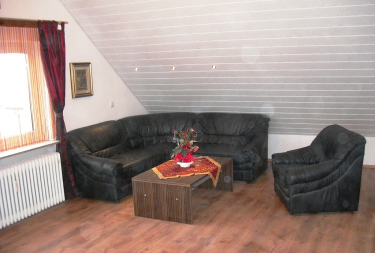Hochwertige 2½-Zi. DG-Wohnung mit Westbalkon, EBK & Stellplatz - modernes Wohnen in gepflegter Hausgemeinschaft - Dachgeschoßwohnung Schönaich | Angebot:26945980