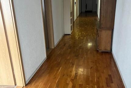 Schöne Wohnung m. Rollstuhlgerechtem Zugang u. PKW Stellplatz 5 zimmer