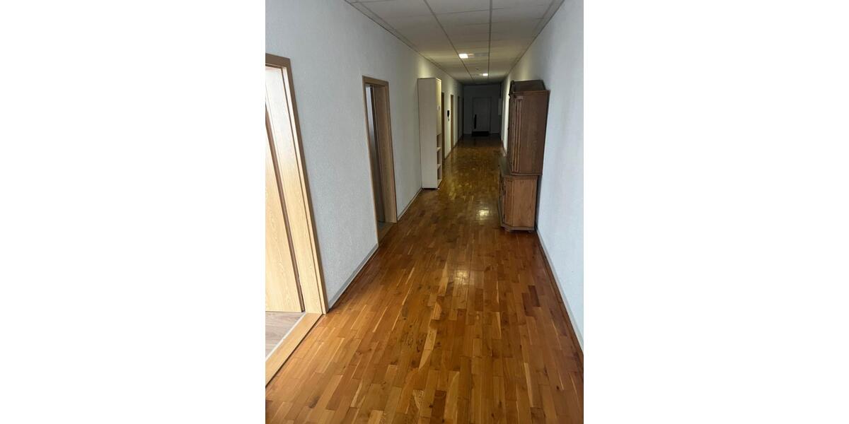 Schöne Wohnung m. Rollstuhlgerechtem Zugang u. PKW Stellplatz 5 zimmer