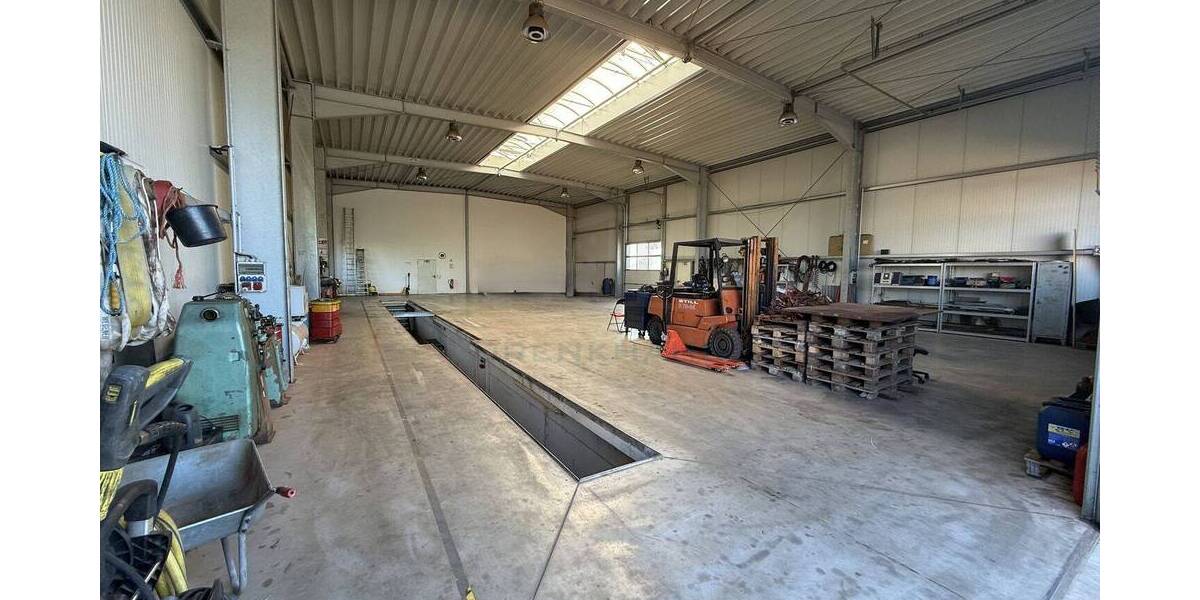 360 m² Warmhalle mit 3 Sektionaltoren, Werkstattgrube, Waschplatz m. Ölabscheider u. Fußbodenheizung zimmer