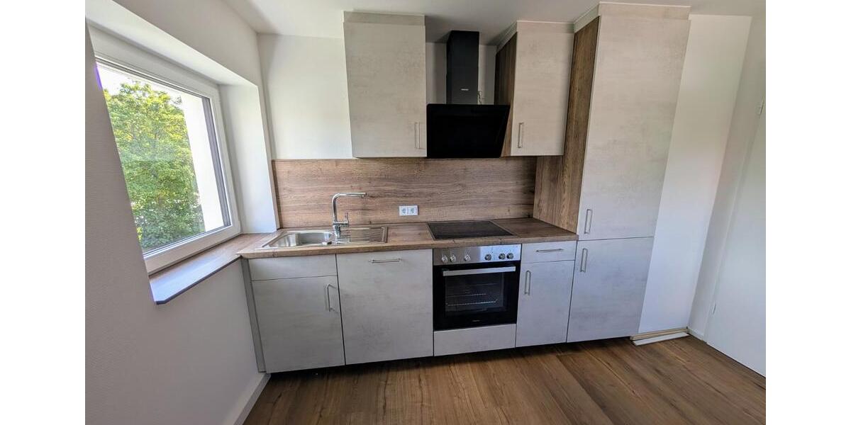 2,5-Zimmer-DG-Wohnung mit Balkon in kernsaniertem Haus zimmer