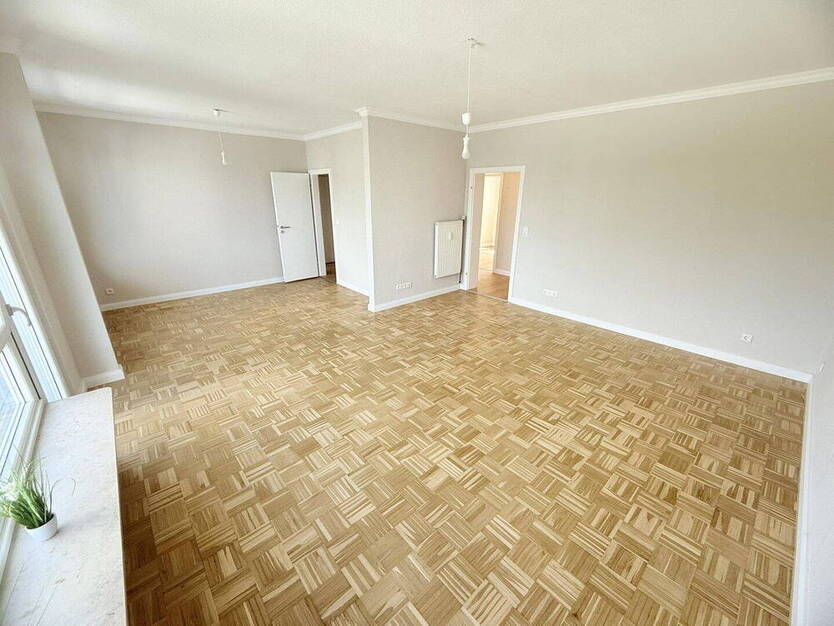 Frisch sanierte 3-4 Zi. Wohnung mit Balkon, Stellplatz, Garage - ruhige Nebenstraße, top Schnitt