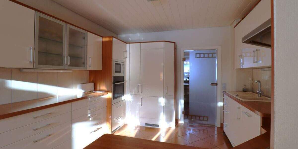 Großzügige 2,5 Zimmer Erdgeschosswohnung mit Wintergarten, Garage und Garten 2 zimmer