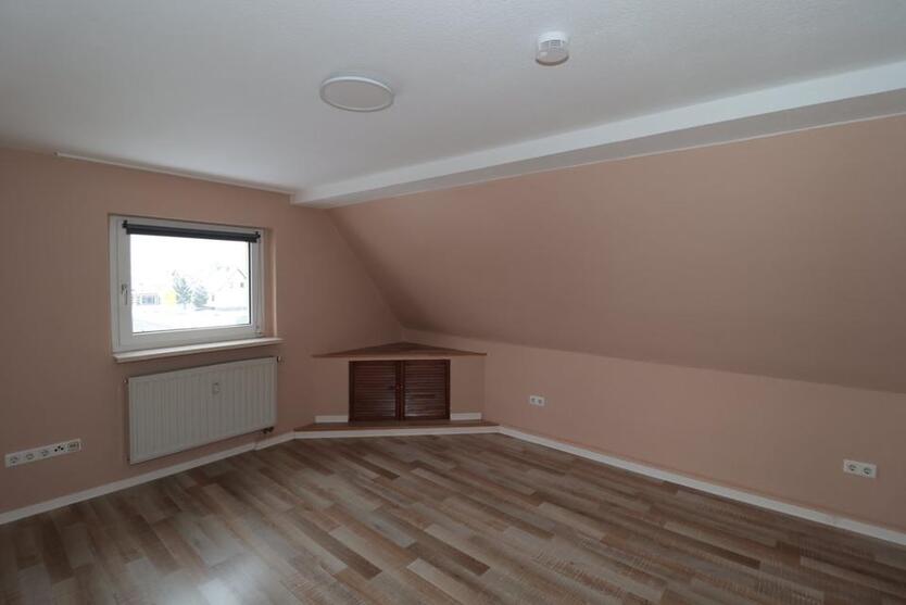 2-Zimmer Dachgeschoßwohnung mit Einbauküche und PKW-Stellplatz