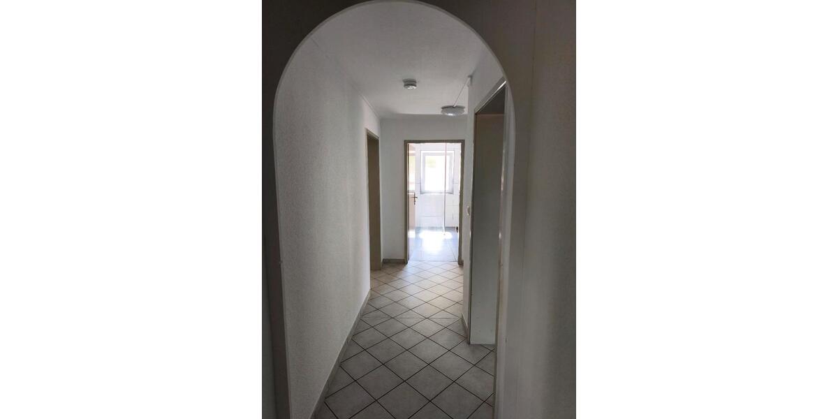 Helle 3-Zimmer-Wohnung mit Balkon – 90 m2 im Erdgeschoss 3 zimmer