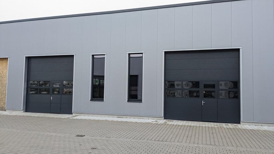 Moderne, neue Produktionshalle mit Büro- und Aufenthaltsbereich