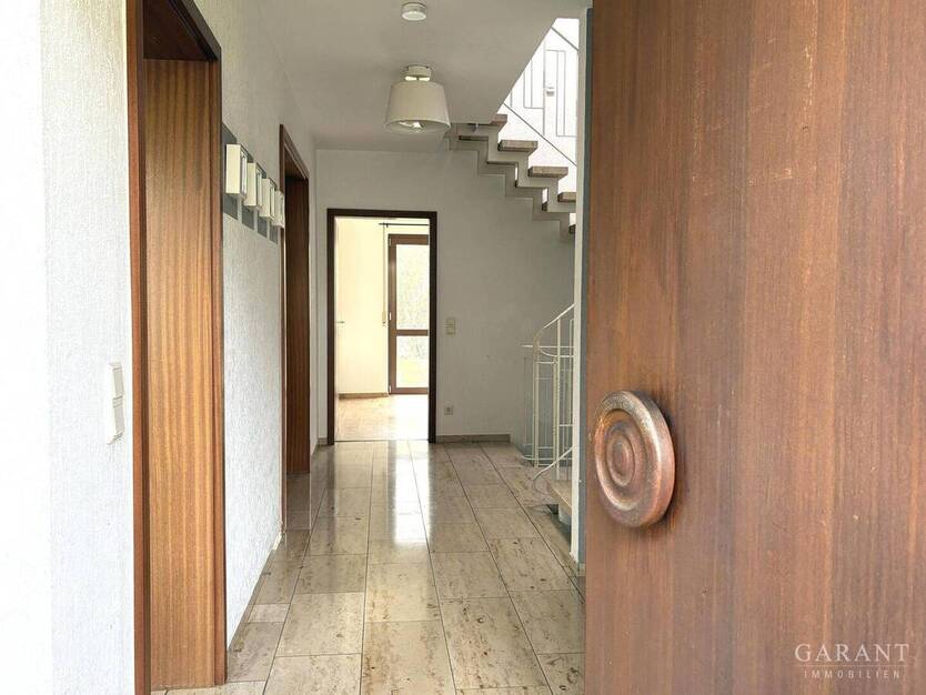 Großzügiges Haus mit zwei Garagen! 6 zimmer