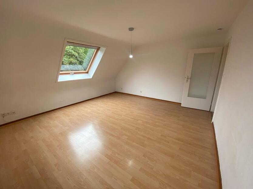Modernisierte 2,5-Zimmer-Wohnung mit Küche, Garten und Keller