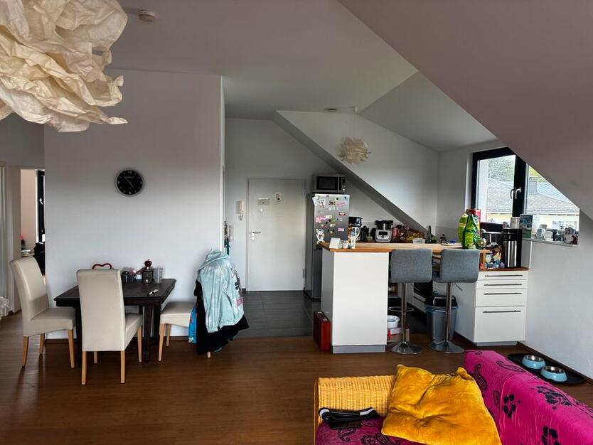 Helle 3 Zimmer Wohnung 87 qmmit EBK und Balkon, Garage und Aufzug