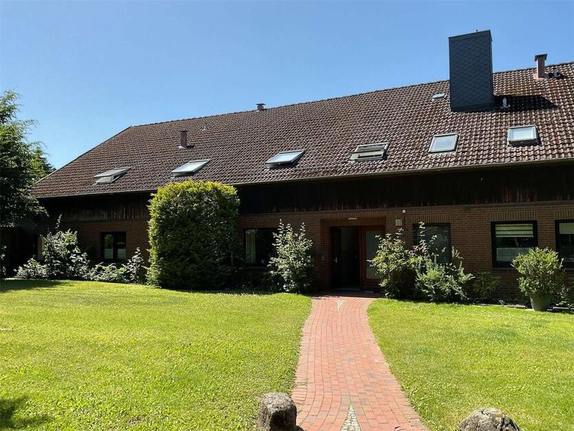 Die Wohnung verfügt über 2 Zimmer, sowie einem BadeZimmer nebst einer Küche. Des Weiteren steht Ihnen ein Bodenraum zur Nutzung zur Verfügung.