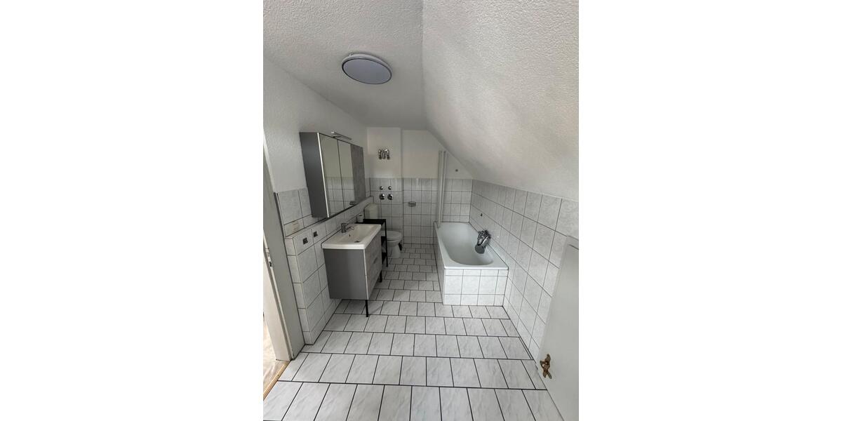 Dachgeschoßwohnung Frankenblick - 3 Zimmer, 78 m&sup2;, 670&euro; | Angebot:25285645