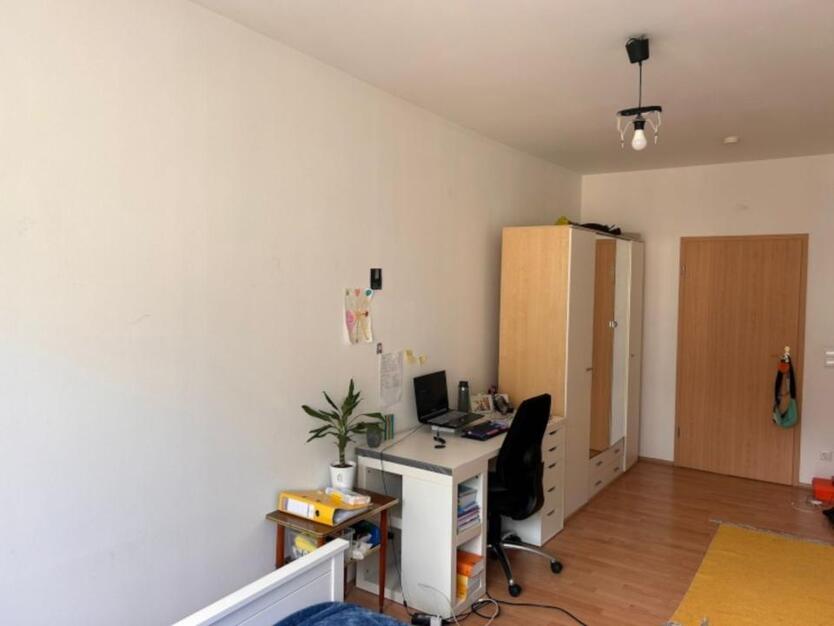 1 großes schönes Zimmer in 3er WG- zur Zwischenmiete-