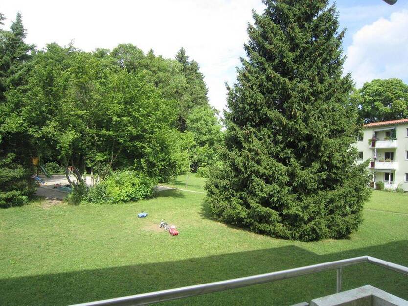 Schöne 4 Zimmer-Wohnung mit Westbalkon in ruhiger und grüner Wohnlage