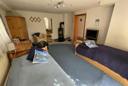 Möbliertes WG-Zimmer mit Wlan, TV, Terrasse, GemeinschaftsduscheWC und Gästeküche zimmer