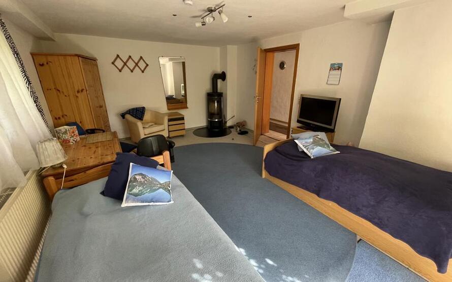 Möbliertes WG-Zimmer mit Wlan, TV, Terrasse, GemeinschaftsduscheWC und Gästeküche zimmer