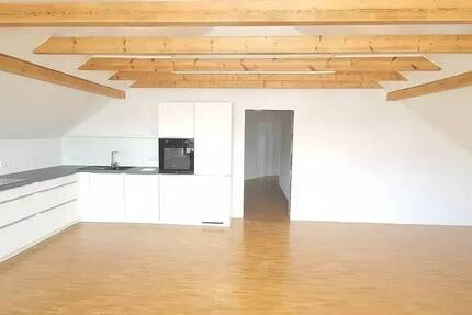 Ruhige, großzügige und helle Wohnung im Dachgeschoss Moderne, hochwertige Einbauküche 3 zimmer