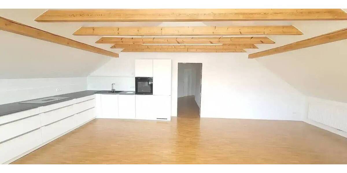 Ruhige, großzügige und helle Wohnung im Dachgeschoss Moderne, hochwertige Einbauküche 3 zimmer