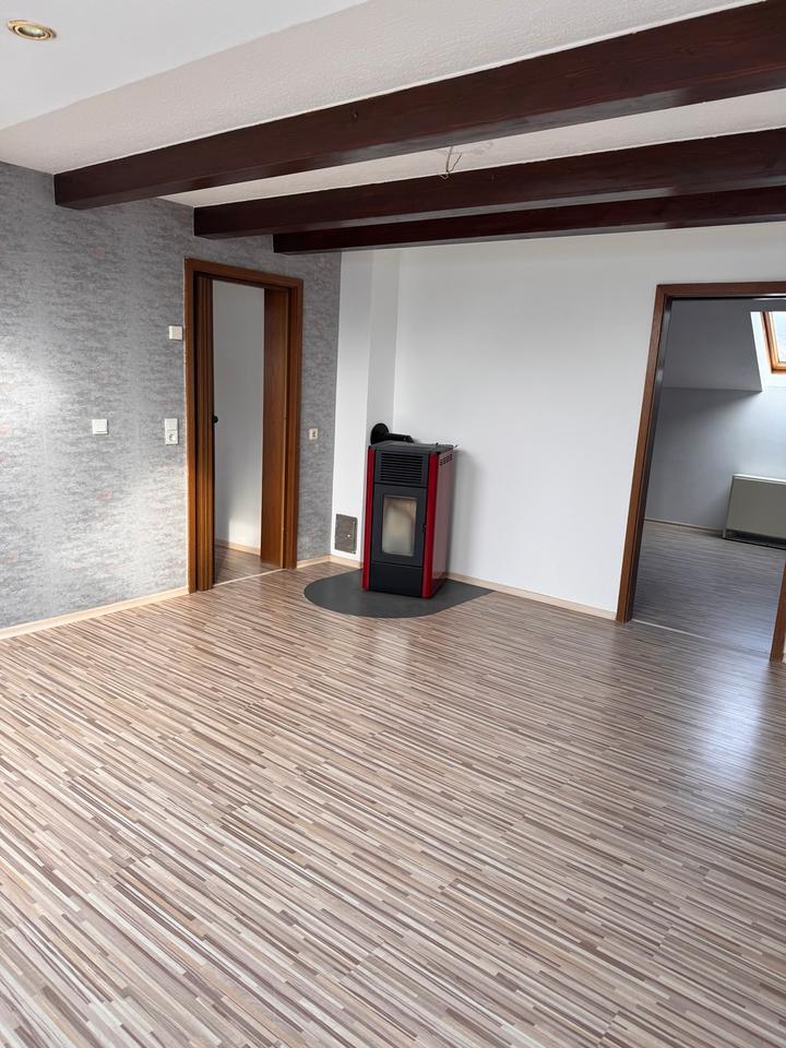 Gemütliche 3,5 Zimmer Dachgeschosswohnung in ruhiger Wohnlage zimmer
