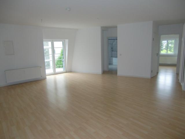 Großzügiges Wohnen mit Komfort: 5 Zimmer, Gäste-WC und Balkon