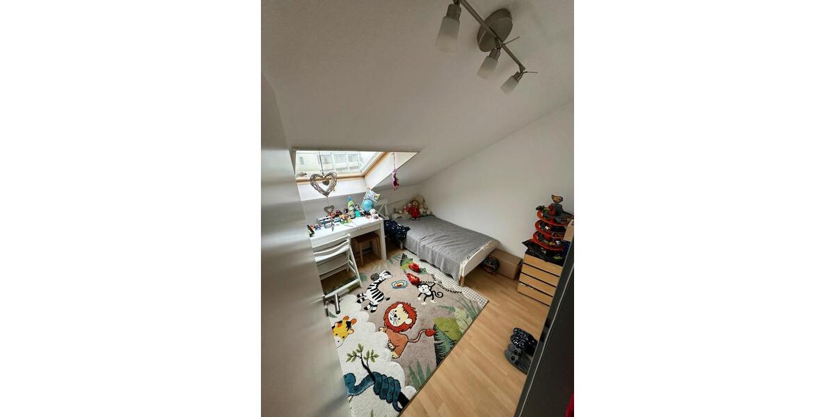 Helle 3 Zi. DG Wohnung mit Dachterrasse in ruhiger Lage 3 zimmer