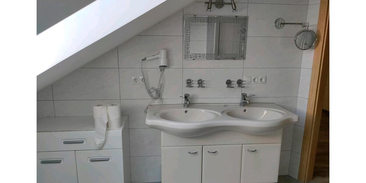 Dachgeschoßwohnung Dießen am Ammersee - 3 Zimmer, 85 m&sup2;, 1.300&euro; | Angebot:26420368